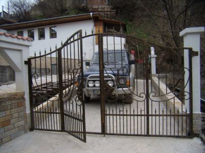 Входна порта от ковано желязо Вълчитрън